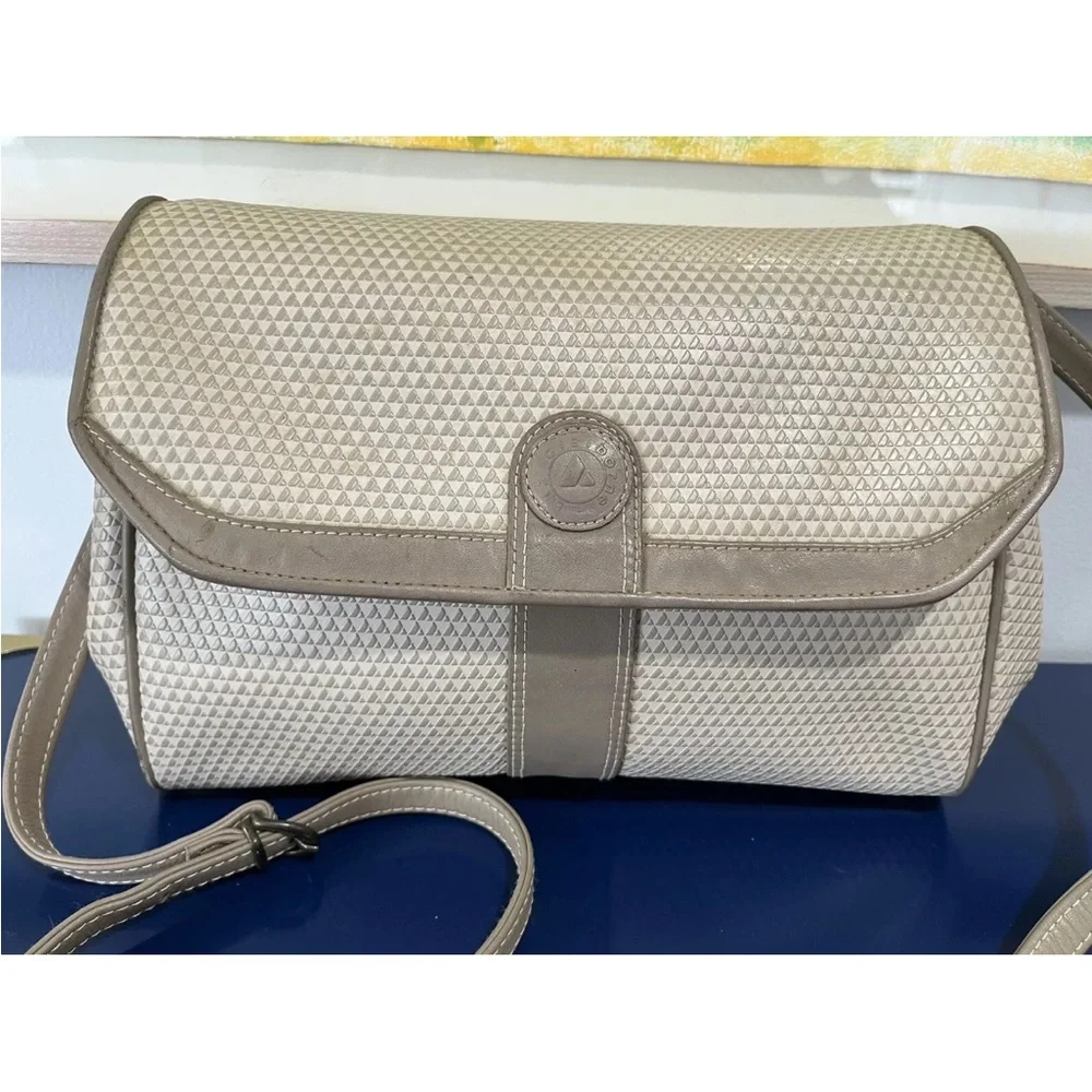 Liz Claiborne Purse Cream Triangle Logo Leather Vinyl Bag Cross Body Vintage 80s